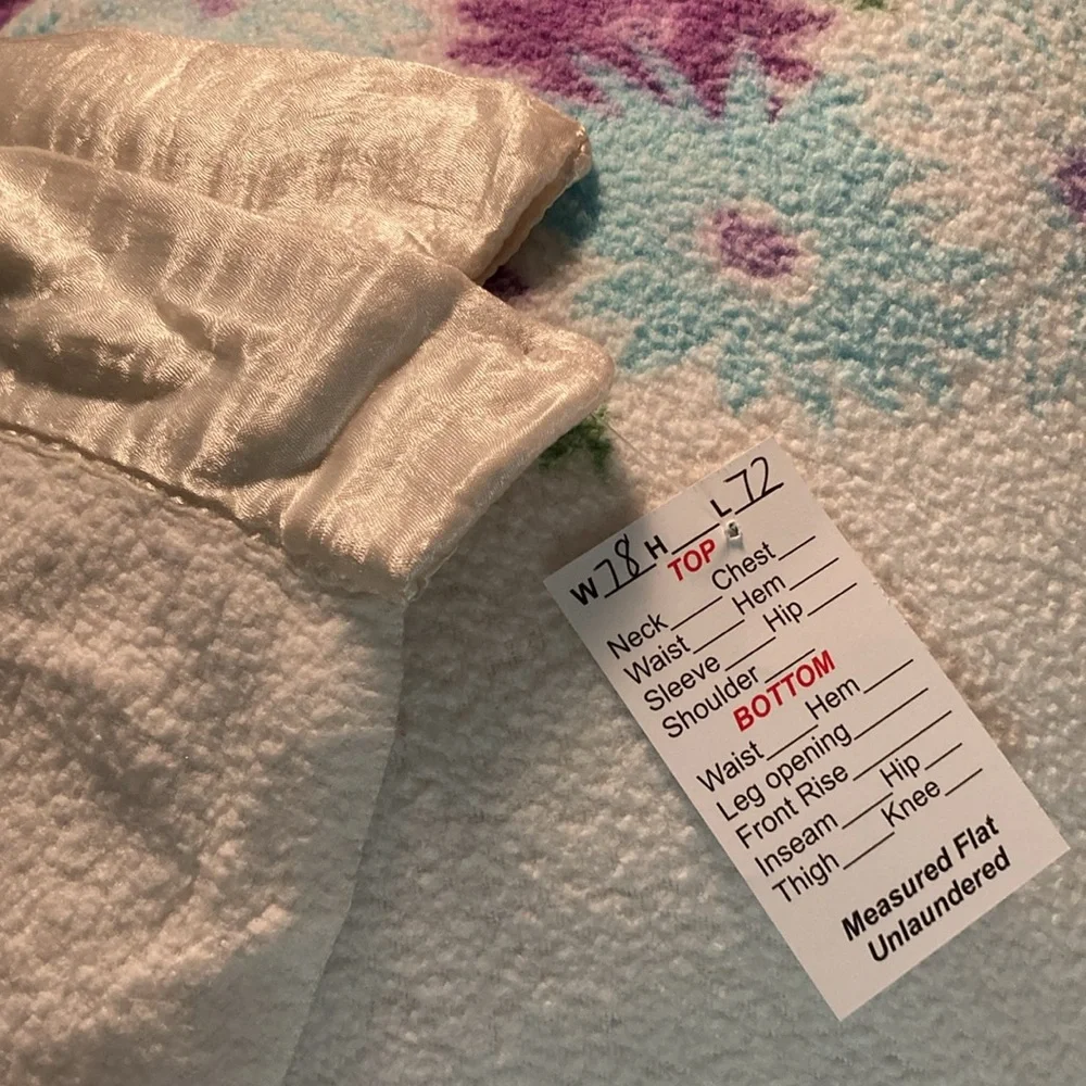 Vnt 72‎ x 78 polyester white blanket with light blue and purple daisy satin edge